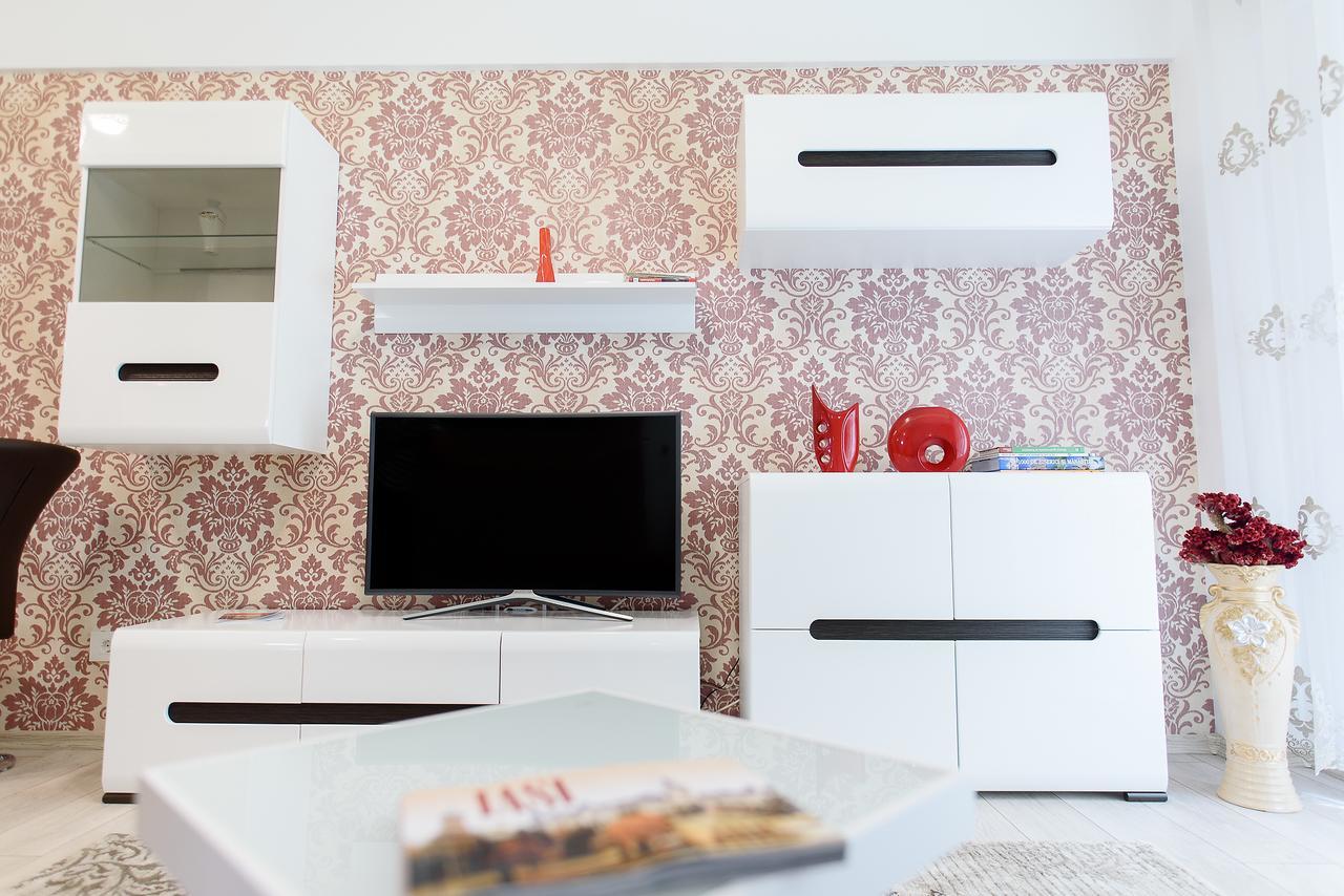Carla'S Apartment, Airport & Train Station Shuttle Iasi Buitenkant foto